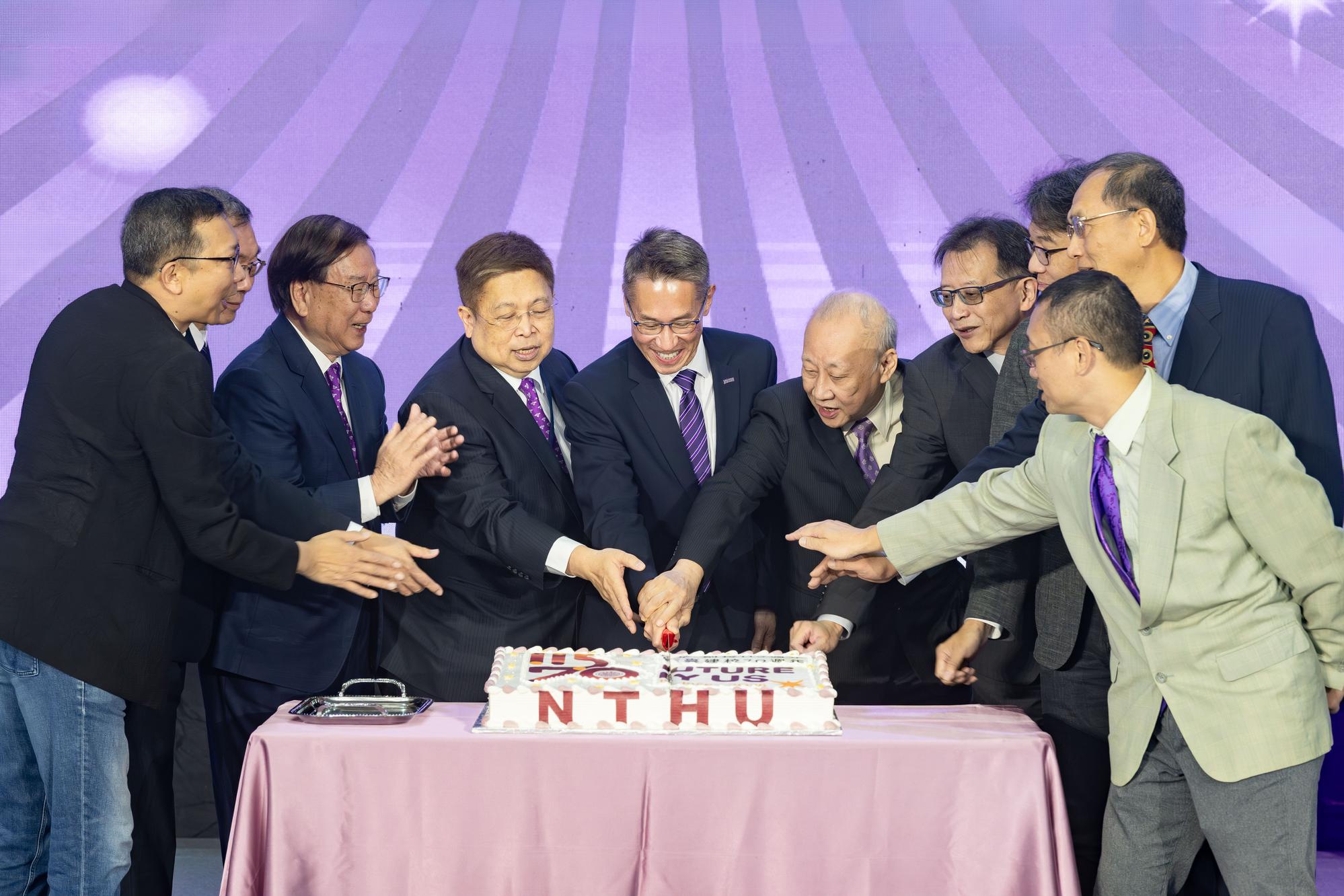 President W. John Kao (center), Alumni Association President Simon Chen, and recipients of the 27th Distinguished Alumni Awards cut the anniversary cake in celebration of NTHU's 115th founding anniversary and 70 years in Taiwan.
