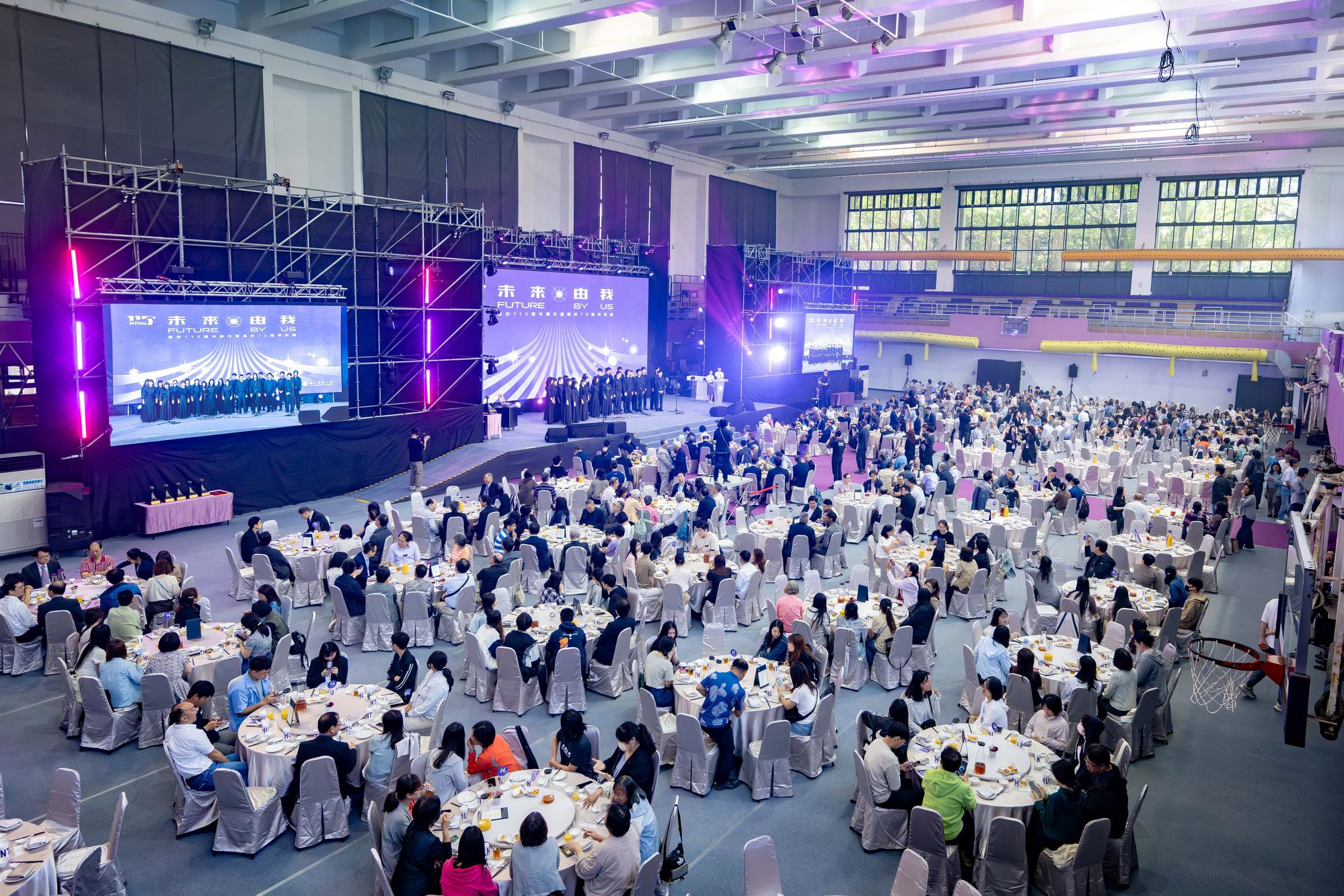 The anniversary banquet, held at the University gymnasium, featured 70 tables and brought together alumni from across generations to celebrate NTHU's 115th anniversary and 70 years in Taiwan.