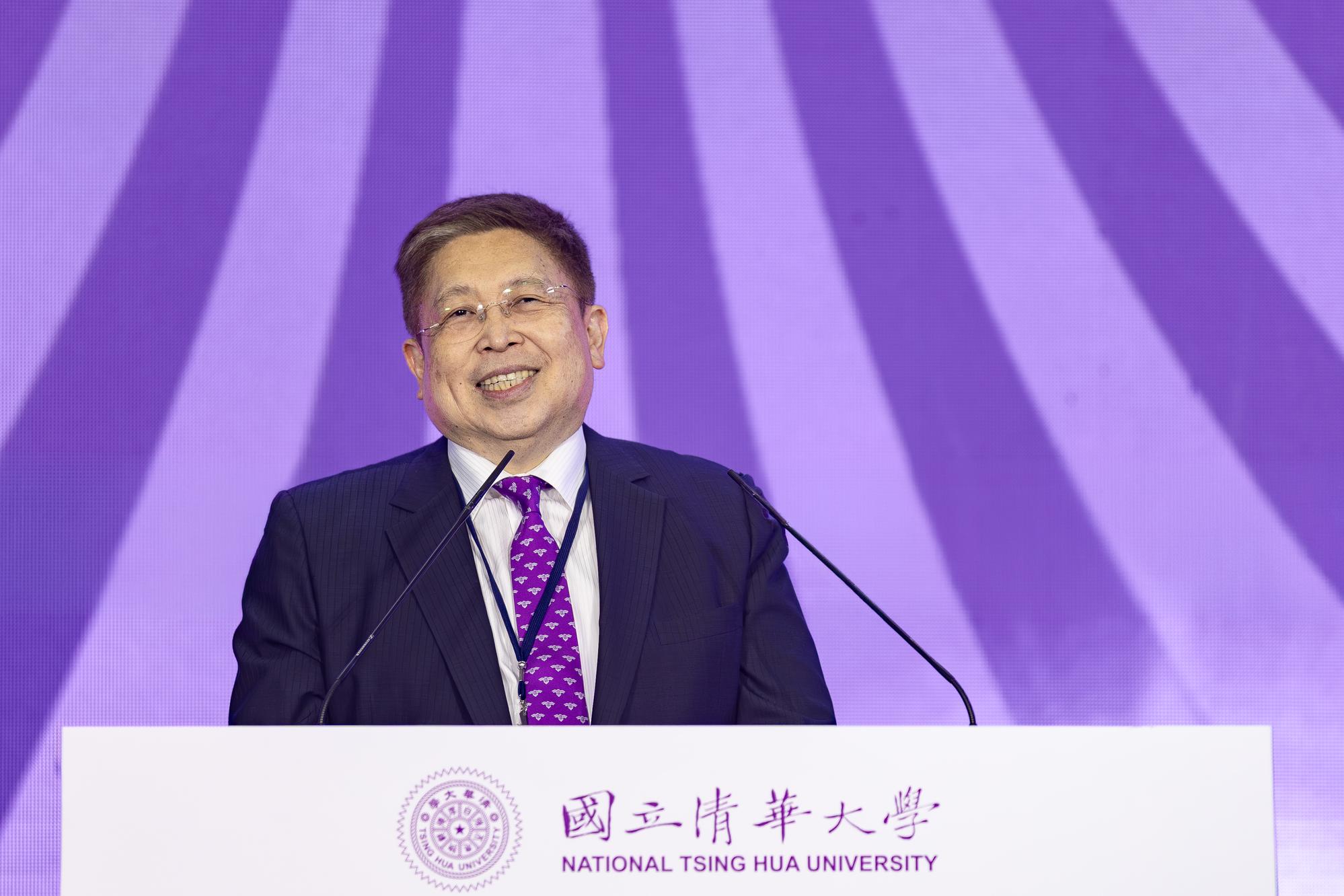 Alumni Association President Simon Chen addresses the assembly, calling on NTHU alumni across generations to move forward together as a collective force.