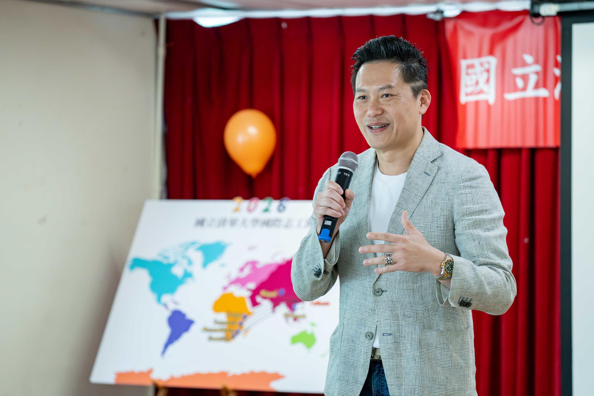 At the pre-departure press conference, Vice President Ta-Jen Yen encouraged student volunteers to remain humble and attentive to local needs throughout their service journey.