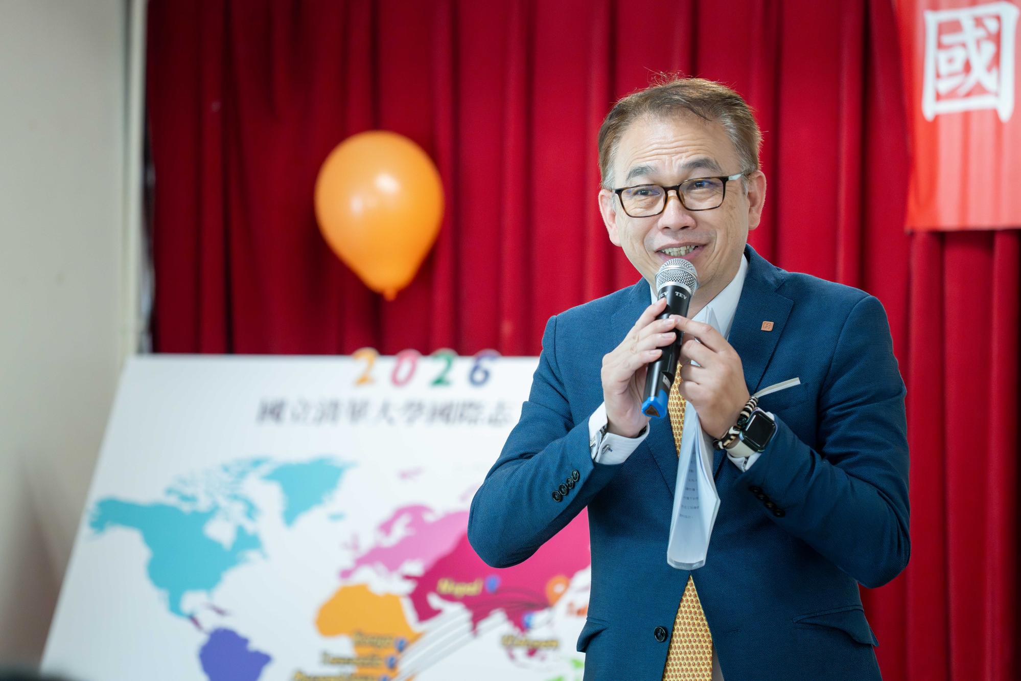 Ying-Chin Hung, Executive Vice President of Taipei Fubon Bank, attended the NTHU International Volunteer Program's pre-departure press conference, praising students for applying their expertise to international service and encouraging them to become a force for positive change.