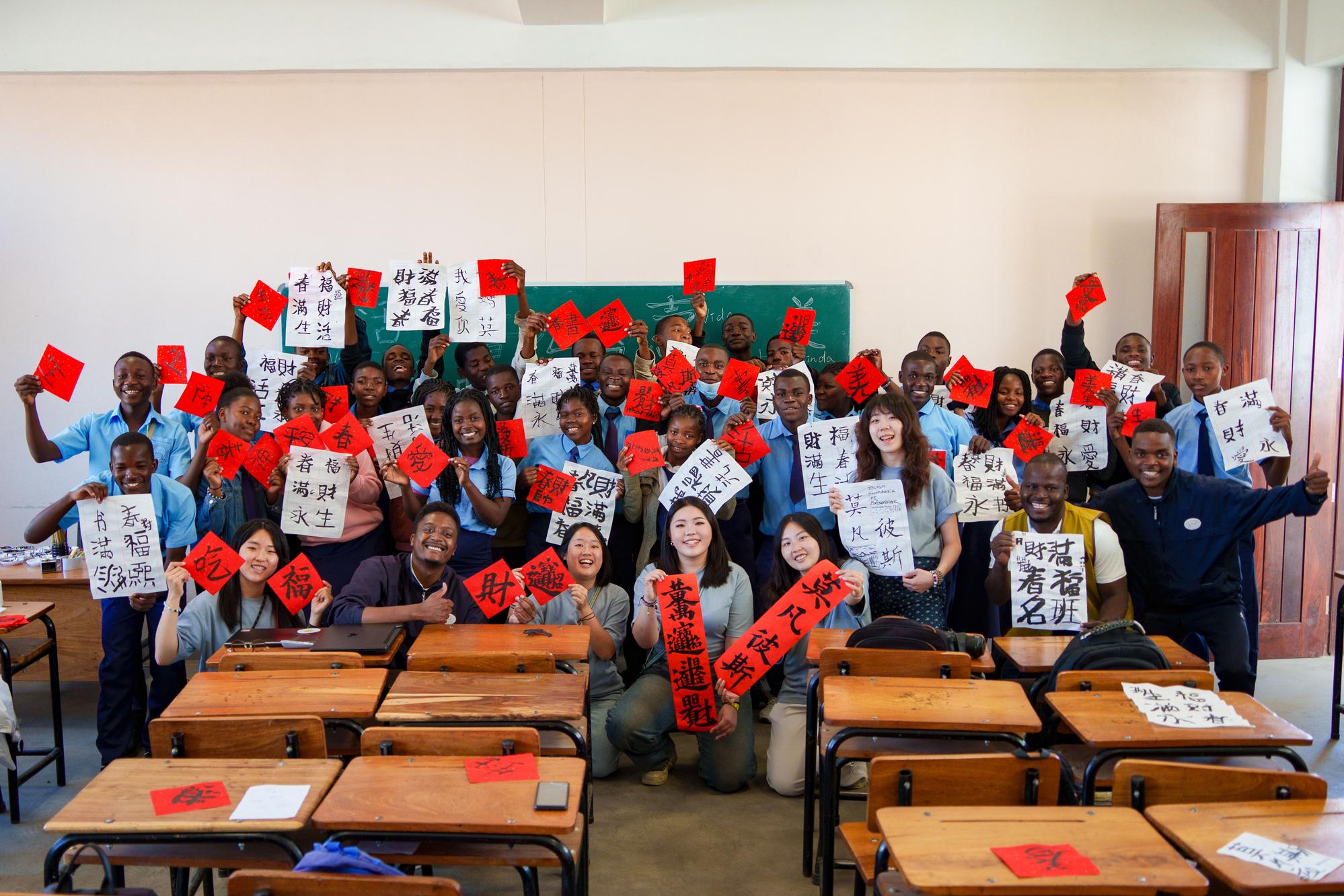 NTHU international volunteers introduce calligraphy to local students during service activities in Kenya. In addition to digital education, the team also fosters cultural exchange to build closer connections with students.