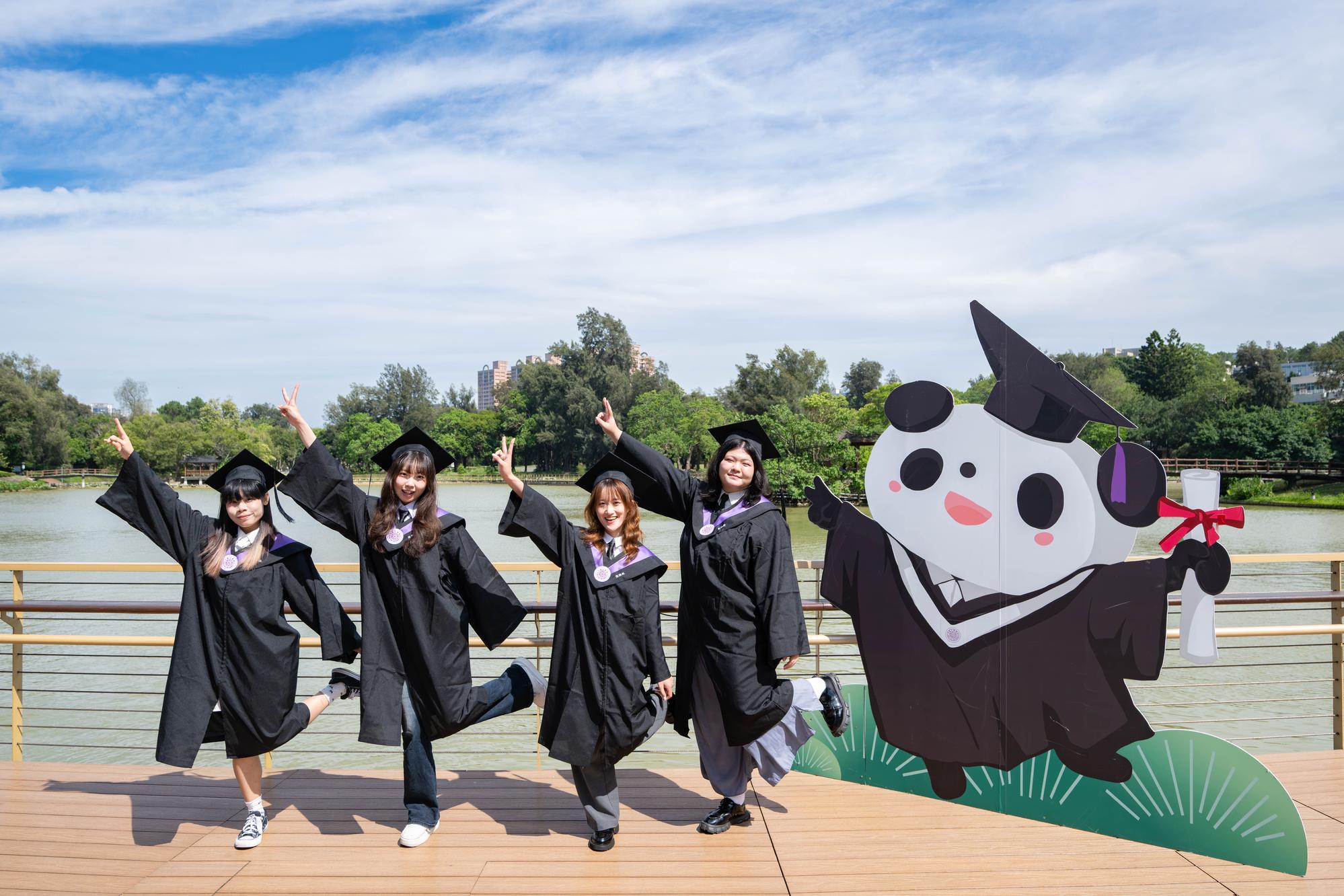 NTHU graduates gather by the Chengkung Lake commencement installation, preserving cherished memories of campus life.