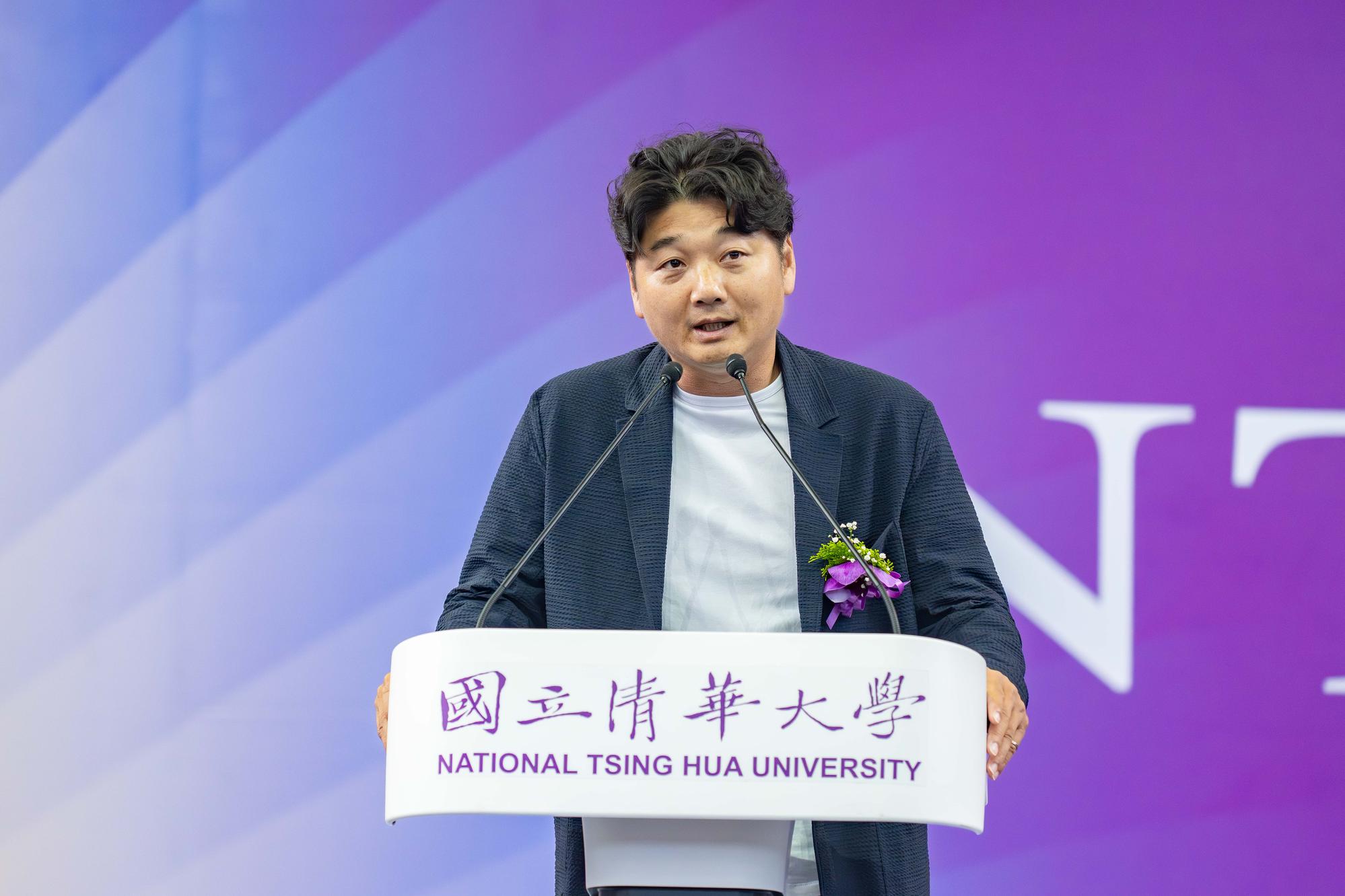 Guest speaker Hao-Chu Tseng, head coach of the Rakuten Monkeys, shares the story behind Team Taiwan's Premier12 championship victory and encourages graduates to pursue their dreams with courage while staying true to their original purpose.