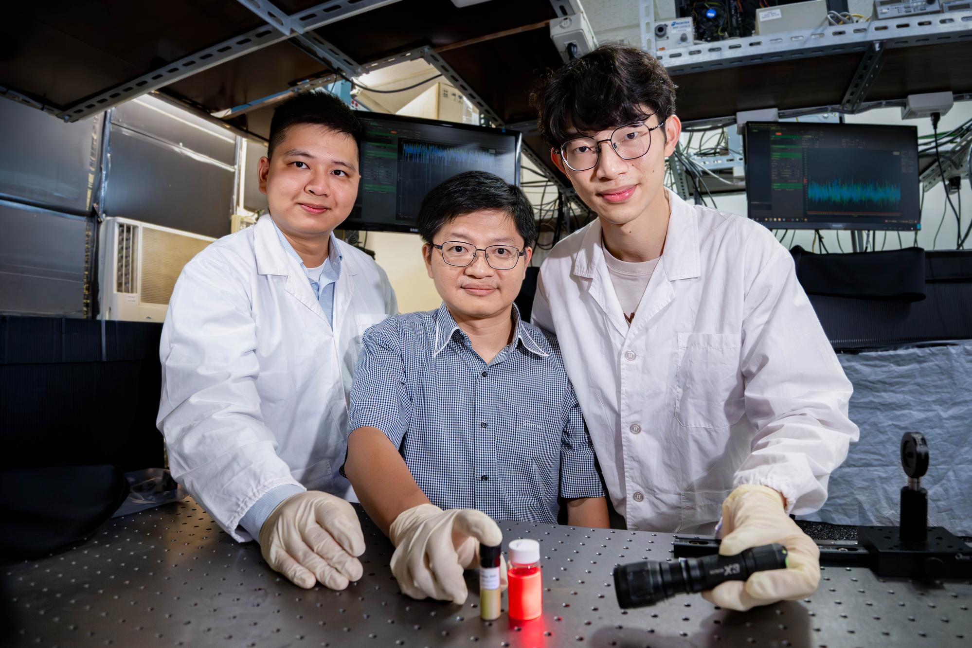 Professor Hao-Wu Lin (center) and his research team, including doctoral student Tzu-Hao Liao (right) and Dr. Yung-Tang Chuang (left), developed the world's brightest room-temperature single-photon source, capable of emitting more than 2.3 billion photons per second and setting a new world record.