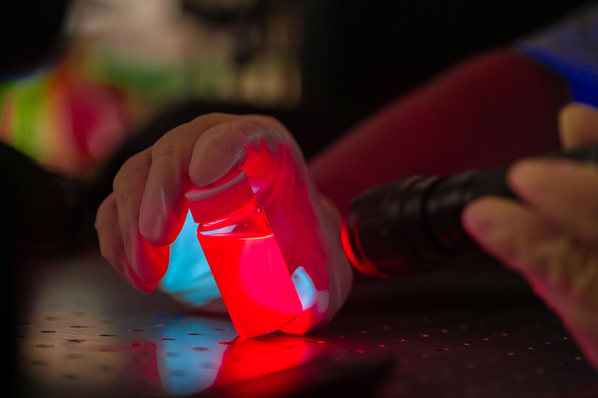 The NTHU research team developed a zwitterionic-ligand coating that acts as a protective “nano-raincoat” for perovskite quantum dots, enabling stable deep-red emission and successful integration with plasmonic nanocavities.