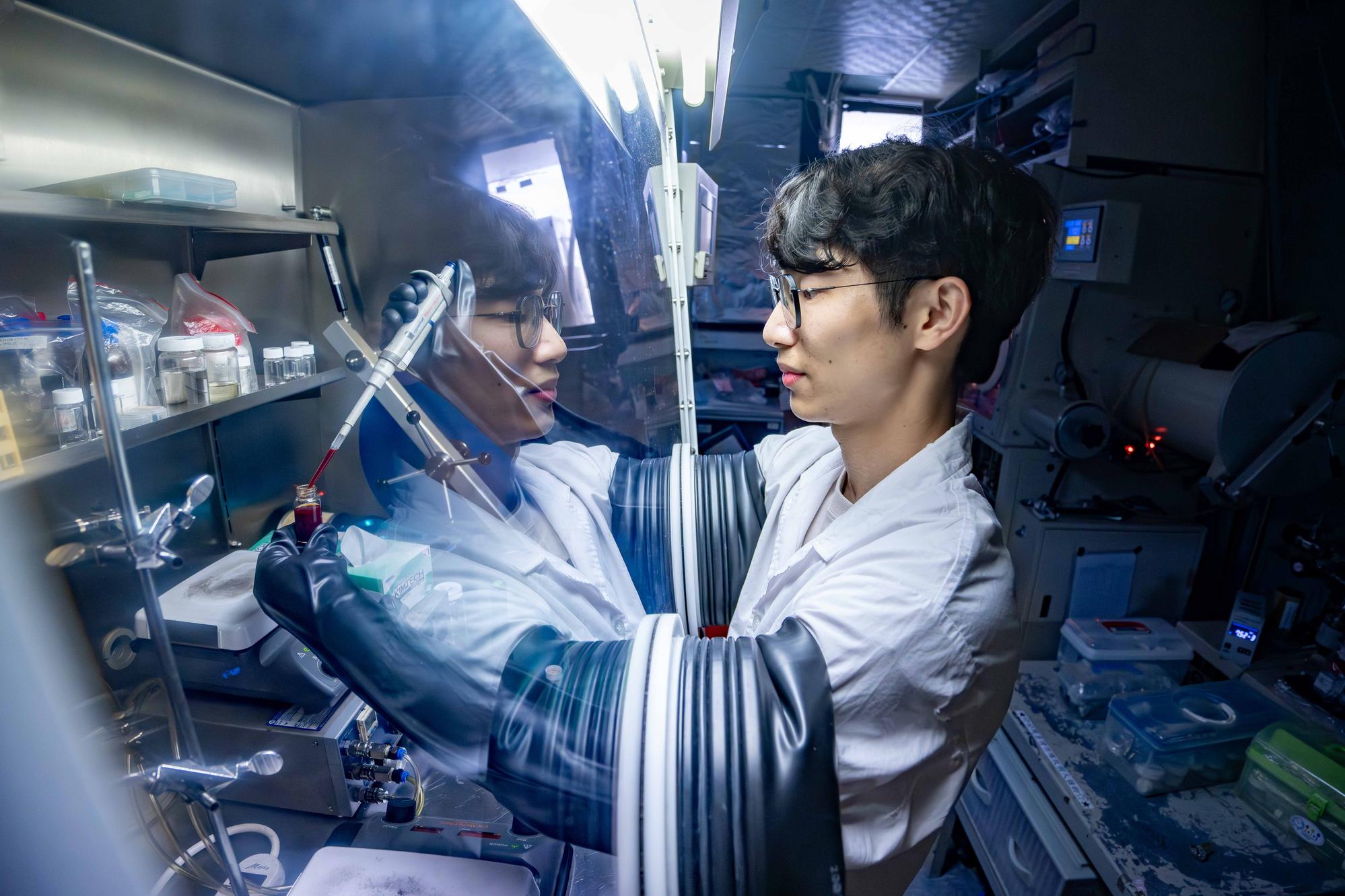 First author Tzu-Hao Liao, a doctoral student in the Department of Materials Science and Engineering, demonstrates the synthesis and surface modification of perovskite quantum dots inside a nitrogen-filled glovebox.