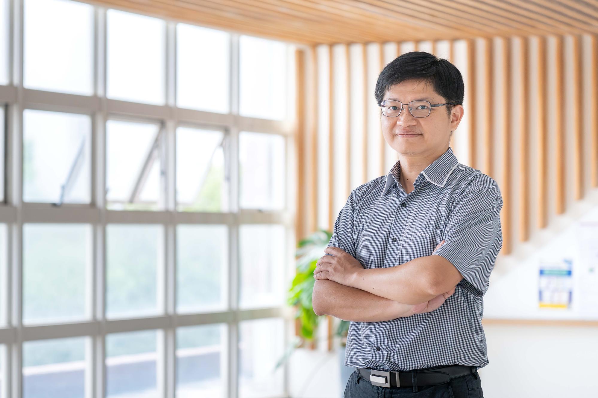 By combining perovskite quantum dots with plasmonic nanocavities, the NTHU team developed the world's brightest non-blinking room-temperature single-photon source, opening new possibilities for quantum communication and quantum computing.