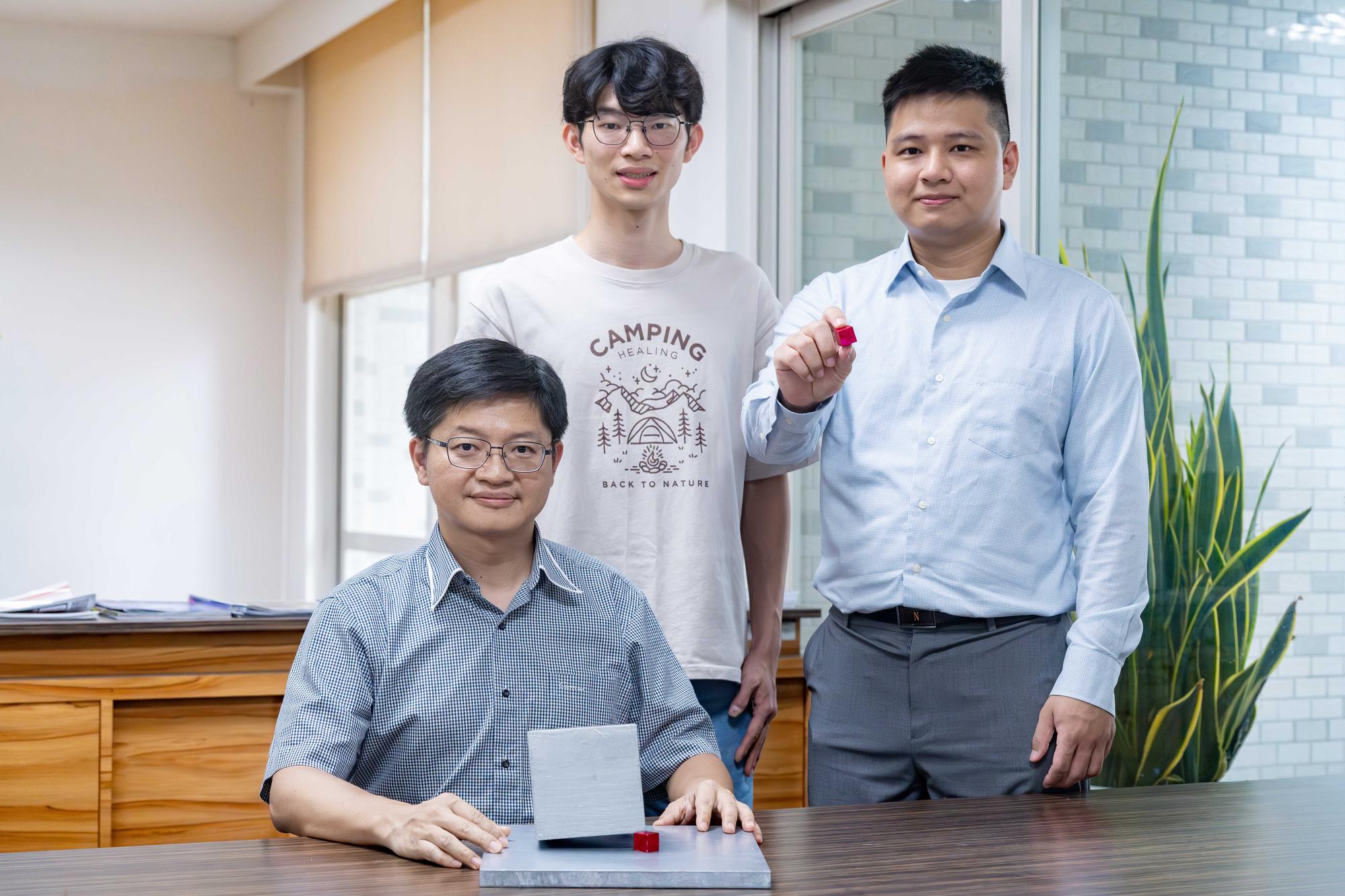 Professor Hao-Wu Lin (front) and members of his research team, doctoral student Tzu-Hao Liao and Dr. Yung-Tang Chuang (back row, left and right), who developed the world's brightest room-temperature single-photon source.