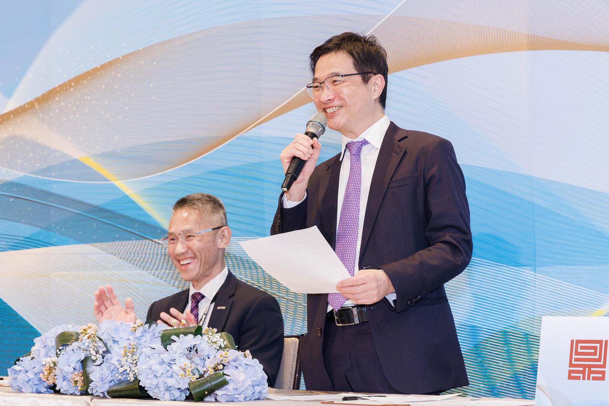 National Tsing Hua University (NTHU) and Top Taiwan Venture Capital jointly establish the NTHU Future Fund. Pictured are W. John Kao (left), President of National Tsing Hua University, and T. Andy Chiu (right), Chairman of Top Taiwan Venture Capital.