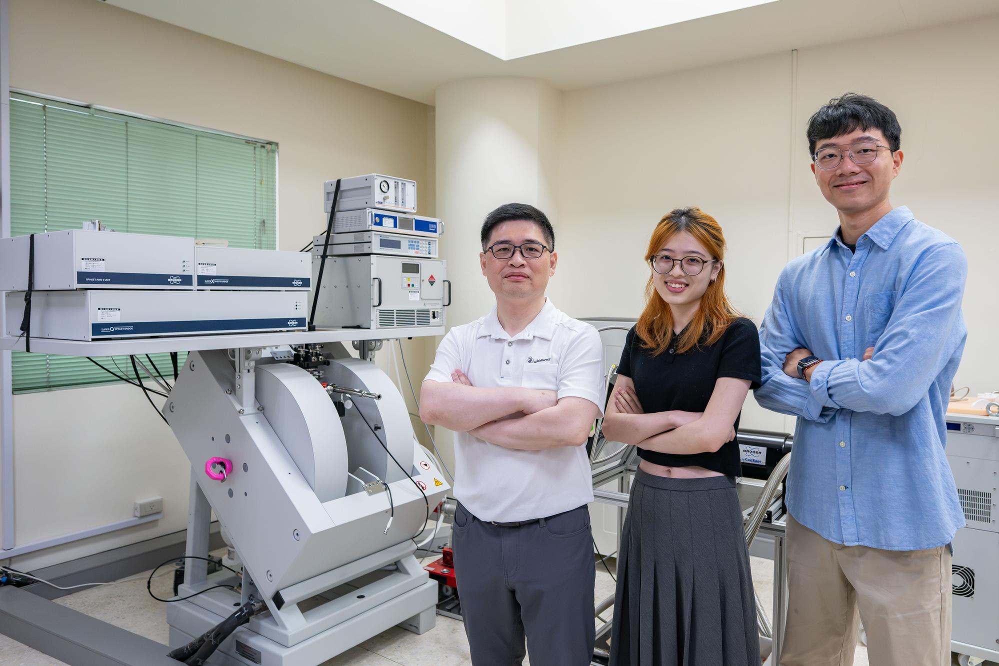 Professor Yun-Wei Chiang (江昀緯, left) of NTHU's Department of Chemistry led the team that uncovered the cell's dual-gate mechanism. At center is Yun-Shan Wang (王云珊), a second-year master's student; at right is postdoctoral researcher Chu-Chun Cheng (鄭竹鈞).