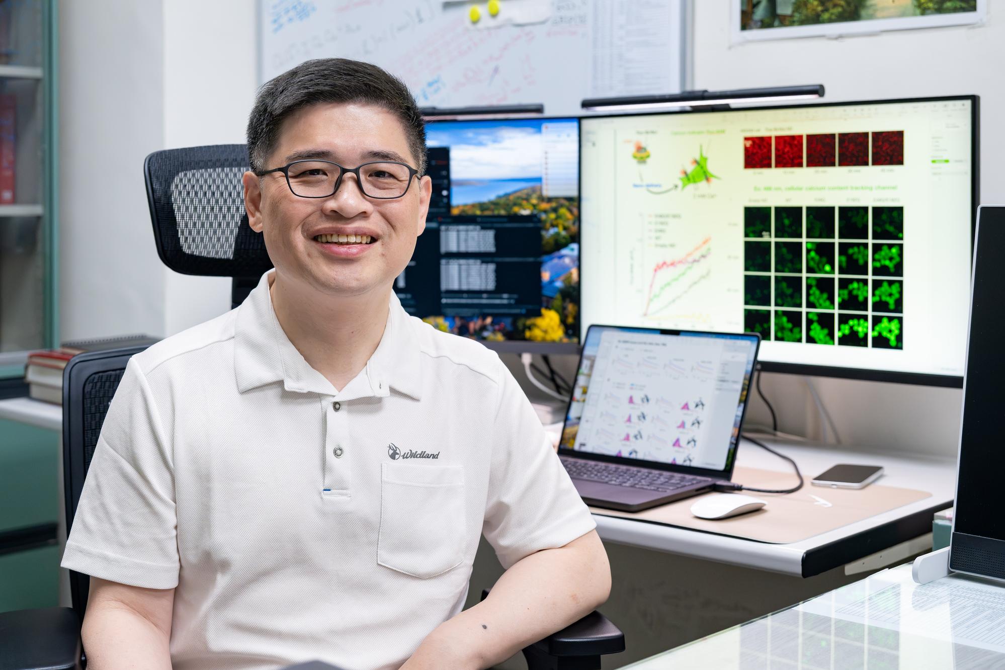 Professor Yun-Wei Chiang (江昀緯) of NTHU's Department of Chemistry has spent 12 years studying the membrane protein BsYetJ, gradually uncovering how its calcium channel operates.