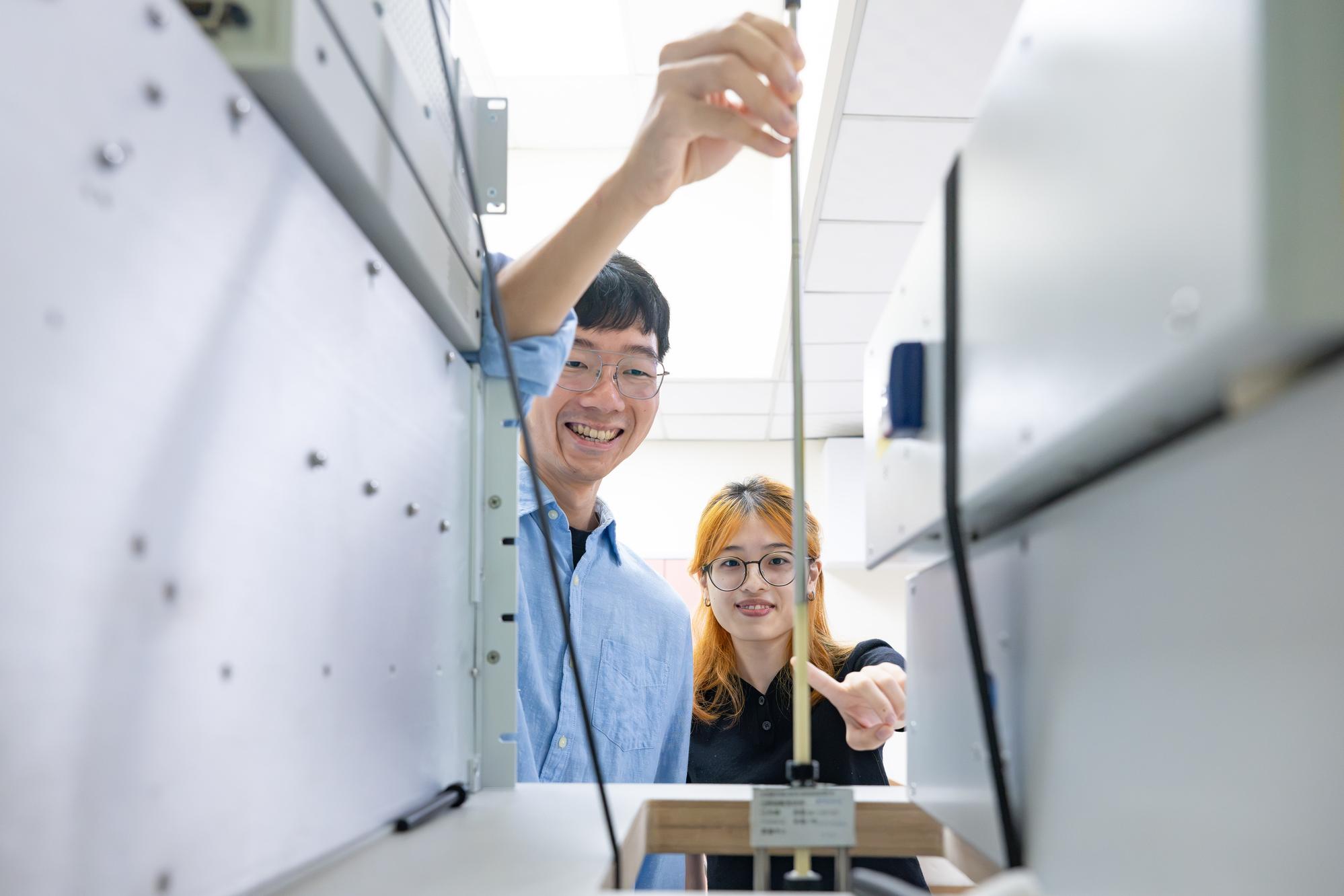 Postdoctoral researcher Chu-Chun Cheng (鄭竹鈞, left) and second-year master's student Yun-Shan Wang (王云珊, right), both from NTHU's Department of Chemistry, use DEER spectroscopy to observe how the membrane protein's calcium channel opens and closes.