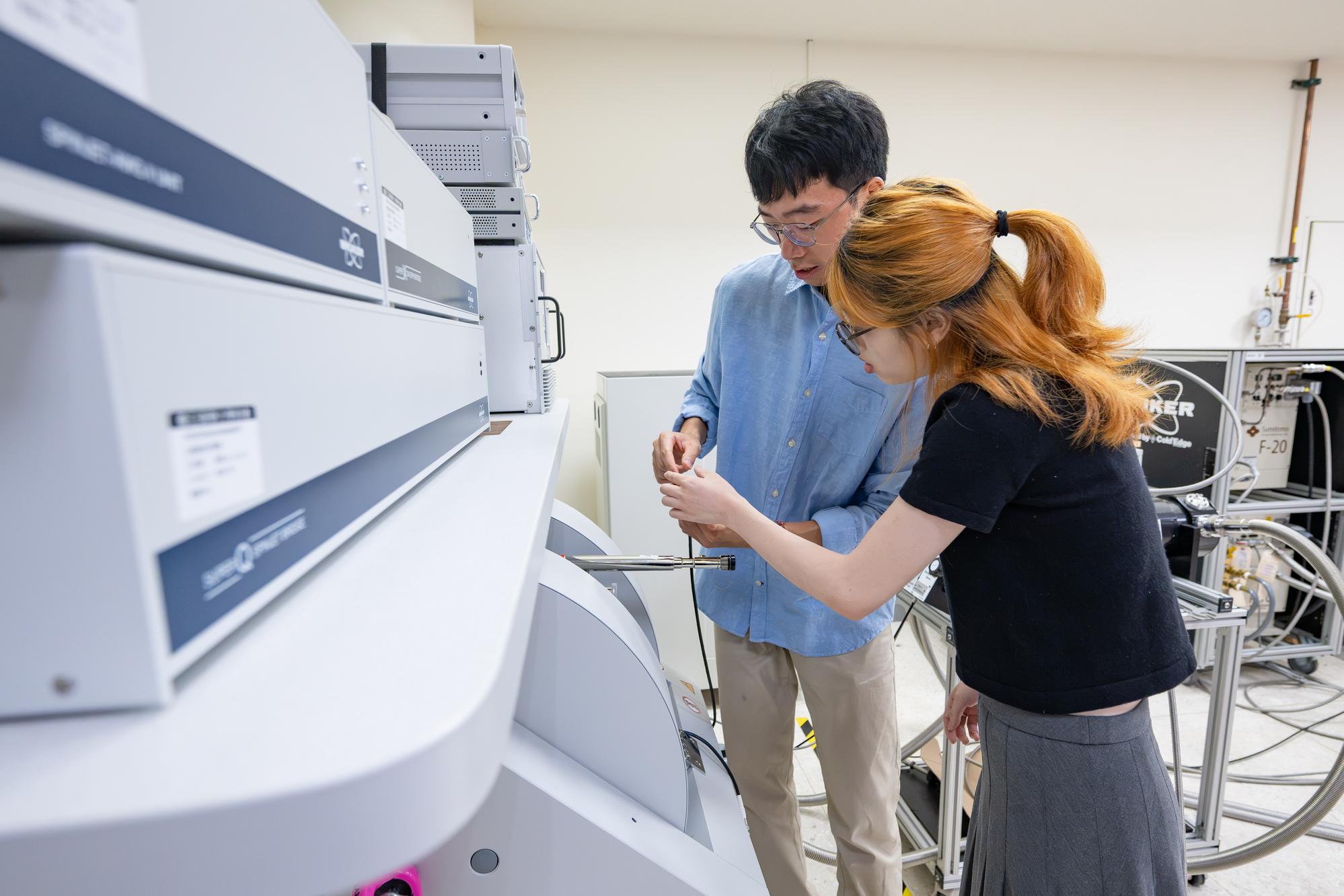 Postdoctoral researcher Chu-Chun Cheng (鄭竹鈞, left) and second-year master's student Yun-Shan Wang (王云珊, right), both from NTHU's Department of Chemistry, use DEER spectroscopy to observe how the membrane protein's calcium channel opens and closes.