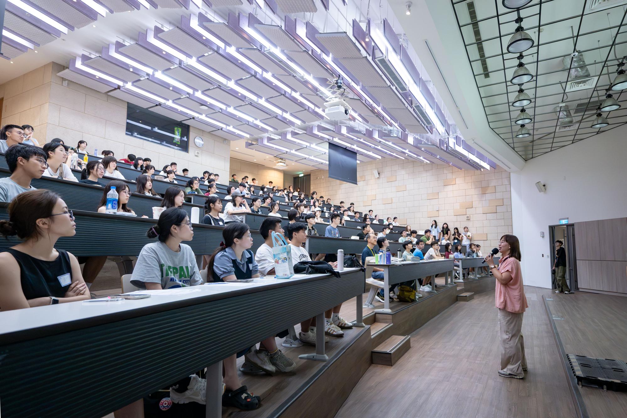 NTHU's "The First Exploration Class for Freshmen" was held at the Chou Huai-Pu Lecture Hall on August 31, encouraging freshmen to think about their learning and life over the next four years.