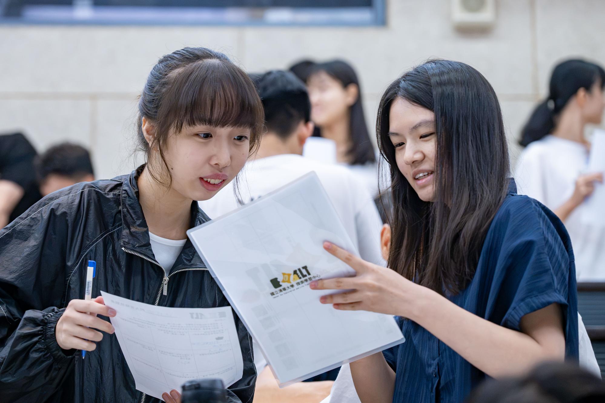 A nine-square-grid icebreaker activity gives freshmen from different departments an opportunity to meet and exchange ideas during "The First Exploration Class for Freshmen."