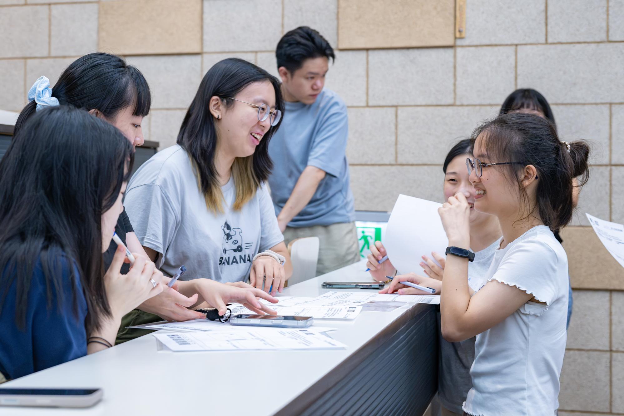 A nine-square-grid icebreaker activity gives freshmen from different departments an opportunity to meet and exchange ideas during "The First Exploration Class for Freshmen."