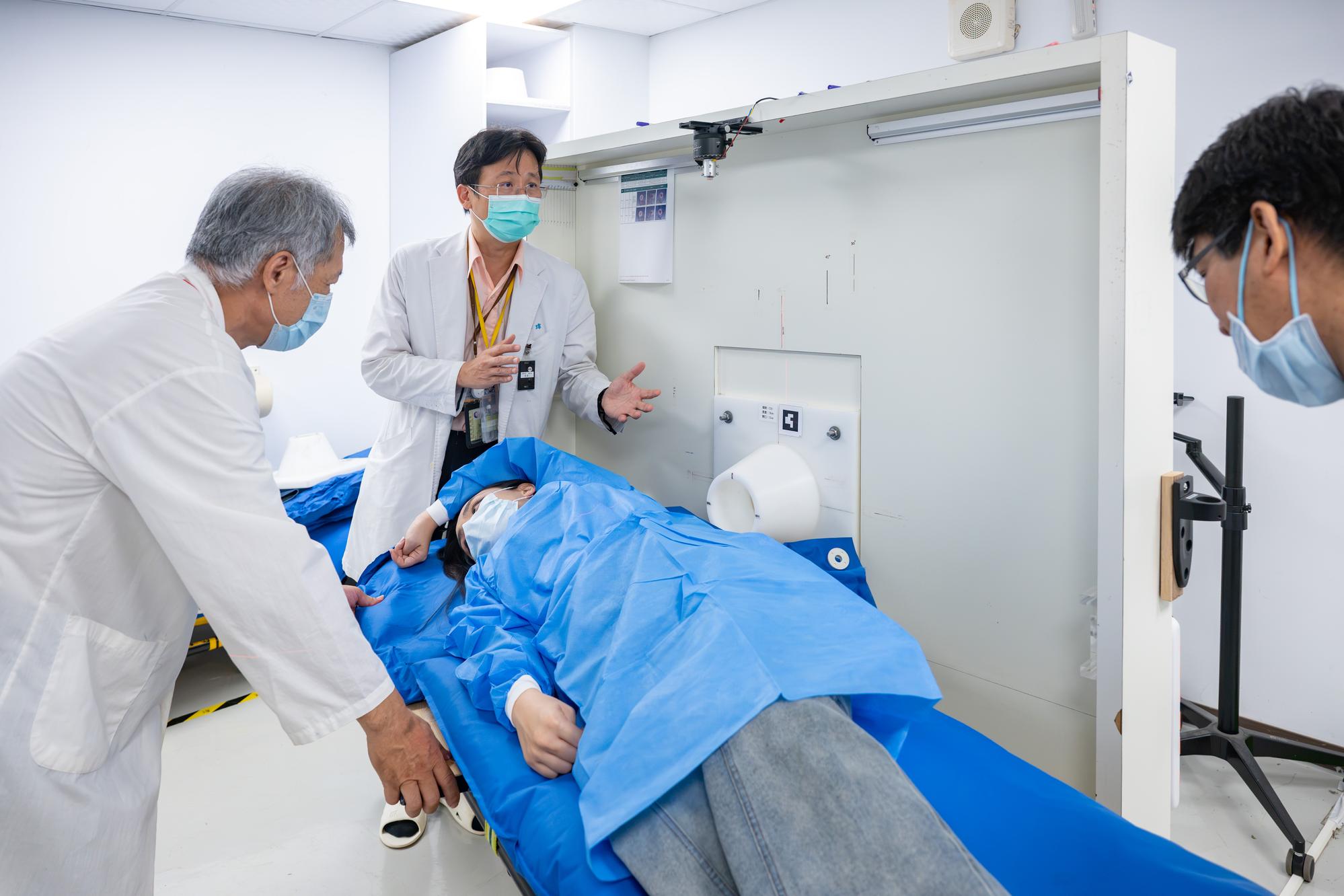 NTHU nuclear engineer Jinn-Jer Peir (left), TVGH physician Yi-Wei Chen (center), and nuclear engineer Yung-Shin Tseng (right) adjust the neutron beam irradiation field for a breast cancer patient.