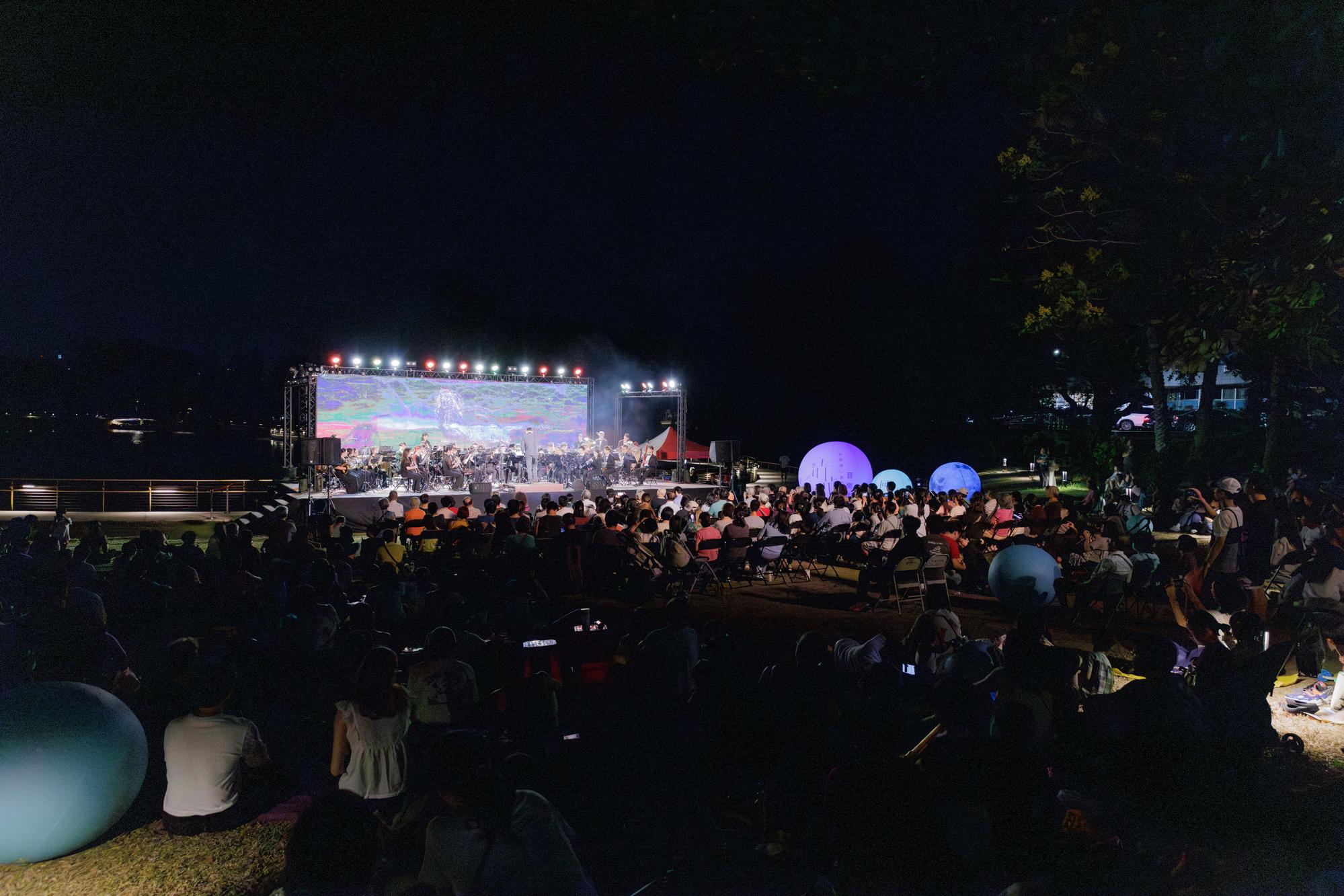 The 2025 Mid-Autumn Moonlight Concert Series at Lake Success with screen projections.