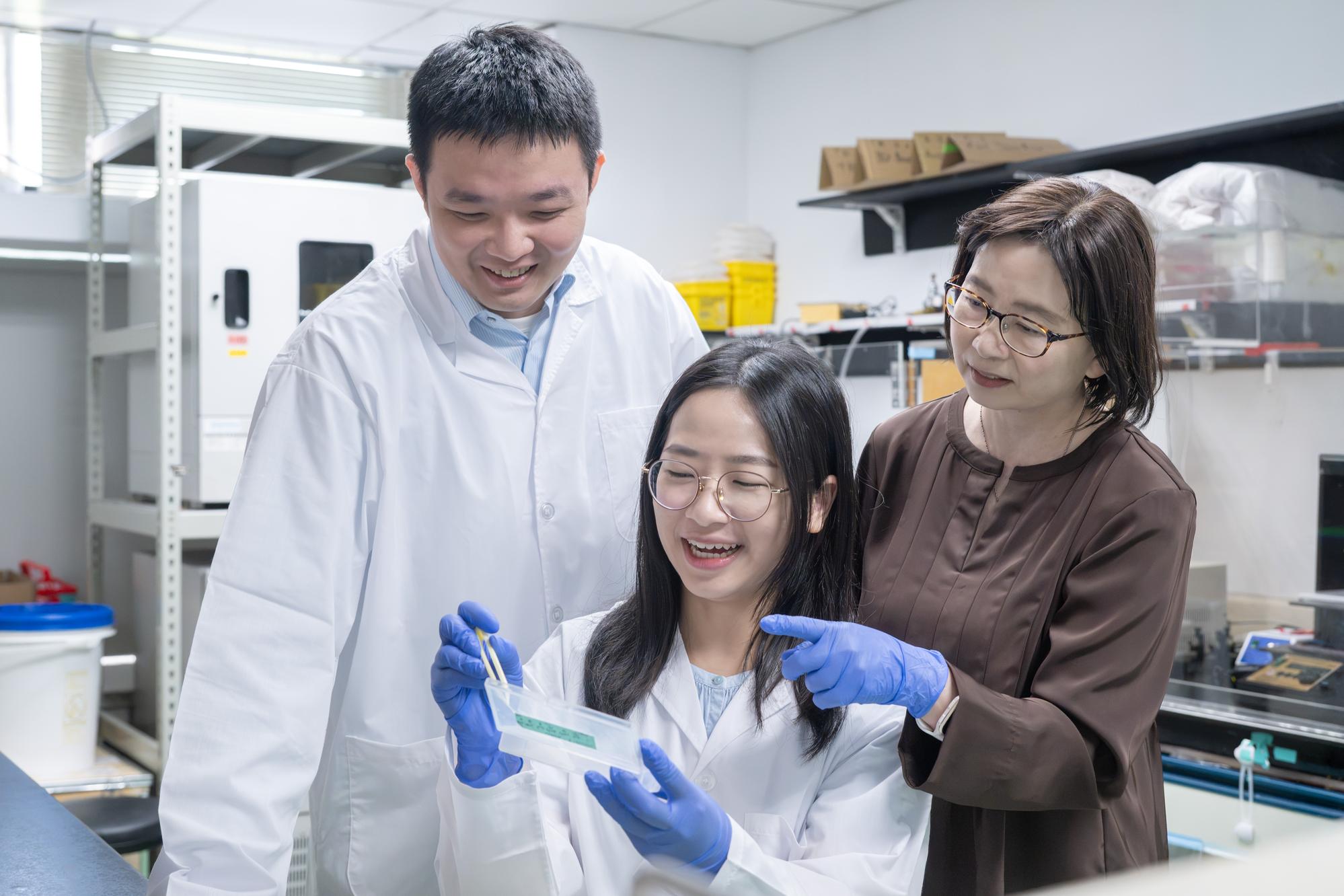 Professor Linyi Chen (陳令儀) (right), doctoral student Yi Wang (王翊) (left) and doctoral student Wen-Ling Liao (廖彣玲) (center) of NTHU's Institute of Molecular Medicine identified two pathways through which isorhoifolin promotes neural repair after brain injury.