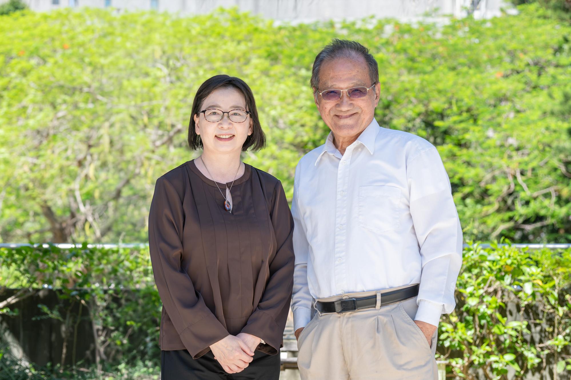 Professor Linyi Chen (left) of NTHU's Institute of Molecular Medicine and Chia-Wei Li (right), executive director of the Dr. Cecilia Koo Botanic Conservation Center, collaborated to identify isorhoifolin in extracts of Monstera epipremnoides.