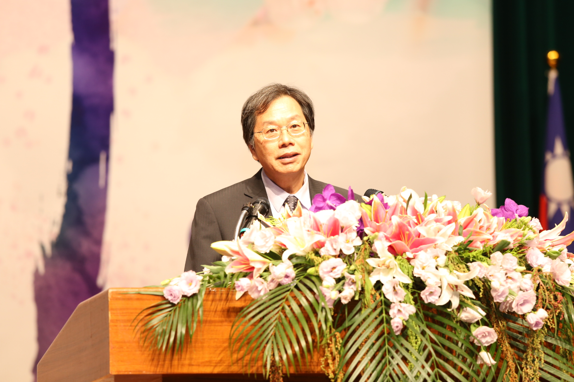 Minister Chiang pointing out that the true measure of success is not how high you climb, but rather how you grow while striving to succeed!