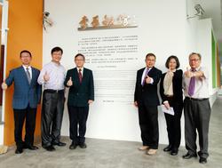 From left to right: Shu-gang Liu, general manager of Best-giving Construction; Fan-Gang Tseng, Dean of the College of Nuclear Science; President Hong Hocheng; Dr. Brent Wei-teh Lee; Ching-hwa Chang, the Principal Architect; and Min Lee, Vice President and Chief of Staff of NTHU.