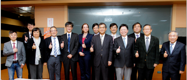 The MPI has recently announced plans to establish the Center for Complex Phase Materials in Hsinchu. Present at the press conference were (first row, left to right, beginning with second from left) Prof. Ray-nien Kwo of NTHU’s Department of Physics, NSRRC Director Gwo Shangjr, Director Liu-hao Tjeng of the MPI branch in Dresden, Science and Technology minister Hung-duen Yang, NSRRC Chairman Lih-Juann Chen, NTHU President Hong Hocheng, and UST Vice Chancellor Cheng-chen Chen.