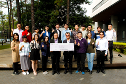 Prof. Chien, together with his teammates, presenting a check to President Hocheng Hong.