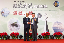 Premier Lin Chuan (left) presenting Chien with the Award.