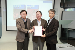 Liu Chao-shiuan (left) presenting the original manuscript of Out of Taiwan to NTHU, represented by library director Lin Furen (right) and former NTHU president Chen Lih-juann (center)
