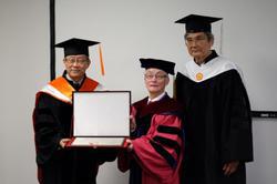 Wan Mo-jen (center) in 2015 receiving an honorary doctorate in literature from NTHU. 