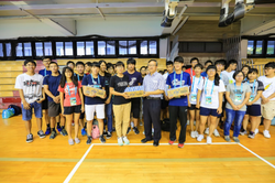 NTHU president Hocheng Hong offering the enthusiastic volunteers a sports drink and encouraging them to interact with the foreign players. 
