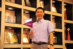 NTHU alumnus Douglas Yu, winner of the 2017 Presidential Science Prize.