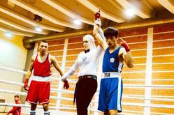 
Tu Po-wei (right), a sophomore in the Department of Physical Education, defeated his Sri Lankan opponent (left) to come out on top in the 46–49kg weight category at the Golden Glove Tournament held in Belgrade, Serbia.