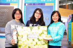 
Students of the College of Technology Management presenting their entry in the Innovation Contest titled “Lei Cha.”
