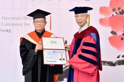 
President Hocheng conferring on F.C. Tseng a lifetime membership certificate from the NTHU Alumni Association.