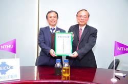 
Prof. Ling of the Department of Chemistry (right) and SEI’s general manager recently signed a contract for setting up a waste-oil treatment system.