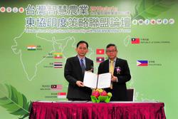 
NTHU President Hocheng Hong and TABC President Lu Risheng displaying the memorandum of cooperation.
