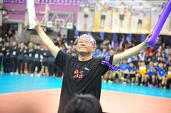 
NTHU President Hocheng Hong leading the cheers.
