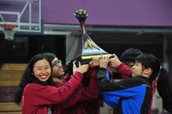 
NTHU students holding up the Meichu trophy.