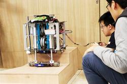 
Assistant Professor Hung-Ming Cheng supervised a student group which created a robot capable of climbing steps.