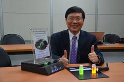 
Prof. Cheng Chien-hong presenting the green and orange high-efficiency OLED.