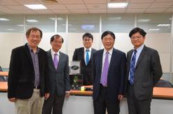 
Members of the research team presenting their work at the MOST. From left to right: Liu Rai-shung, Senior Vice President Chen Sinn-wen, Wu Tien-lin, Prof. Cheng Chien-hong, and Prof. Lin Hao-wu.