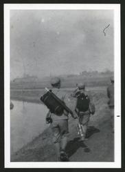 
Students making their way on foot to Kunming.