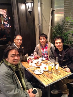 Prof. Chiu’s research team in Tokyo celebrating the completion of their research. From right to left: Yeh Chao-Hui, Lin Yung-Chang, Chiu Po-Wen, and Kazutomo Suenaga.
