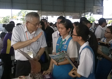 Vice President Tai introducing NTHU to attendees at the education fair.
