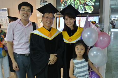 Prof. Wu Chia-lin of Chang Gung University (left); Ann-Shyn Chiang of NTHU’s Institute of Biotechnology (center); and Shih Hsiang-wen, lead author and Ph.D. student in NTHU’s Institute of Biotechnology.