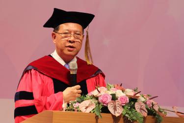  Dr. Eric Y. T. Chuo delivering his acceptance speech.
