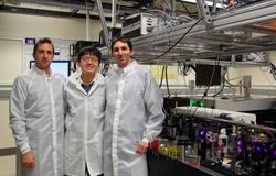  Prof. Chen Ming-chang (center) with his research associates at the University of Colorado at Boulder, Dr. Tenio Popmintchev (right) and Dr. Dimitar Popmintchev (left).